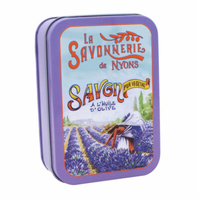 Savon de 200g à la lavande dans une boite en metal illustrée par un dessin retro d'une scène de cueillette de la lavande de la collection "Boites avec Savons" - Fabriqué en France par La Savonnerie de Nyons