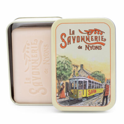 Savon de 200g à la fleur de coton dans une boite en metal illustrée par un dessin retro de boutique provençale de la collection "Boites avec Savons"