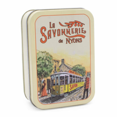 Boite pour savon de 200g en metal illustrée par un dessin retro de boutique provençale de la collection "Boites avec Savons" - Fabriqué en France par La Savonnerie de Nyons