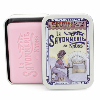 Savon de 200g à la fleur de coton dans une boite en metal vintage illustrée par un dessin retro d'un femme elegante dasn le metropolitain à Paris de la collection "Boites avec Savons"