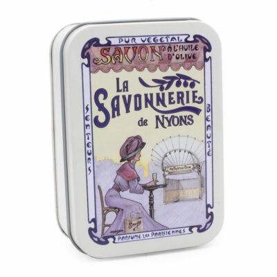 Savon de 200g à la fleur de coton dans une boite en metal vintage illustrée par un dessin retro d'un femme elegante dasn le metropolitain à Paris de la collection 