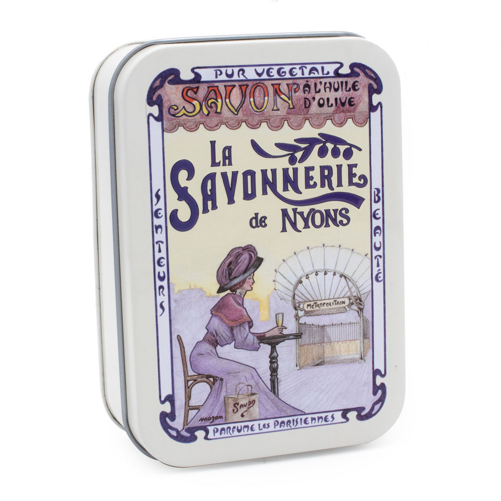 Savon de 200g à la fleur de coton dans une boite en metal vintage illustrée par un dessin retro d'un femme elegante dasn le metropolitain à Paris de la collection "Boites avec Savons" - Fabriqué en France par La Savonnerie de Nyons