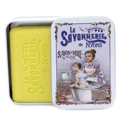 Savon de 200g à la verveine dans une boite en metal vintage illustrée par un dessin retro d'une maman donnant le bain a son enfant de la collection "Boites avec Savons"