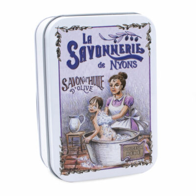 Savon de 200g à la verveine dans une boite en metal vintage illustrée par un dessin retro d'une maman donnant le bain a son enfant de la collection 