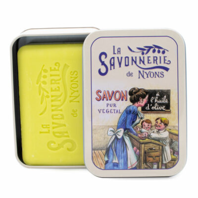 Savon de 200g à la verveine dans une boite en metal vintage illustrée par un dessin retro representant une scene d'ecole d'antan de la collection "Boites avec Savons"