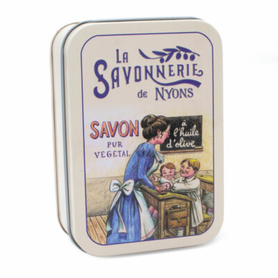 Savon de 200g à la verveine dans une boite en metal vintage illustrée par un dessin retro representant une scene d'ecole d'antan de la collection "Boites avec Savons" - Fabriqué en France par La Savonnerie de Nyons