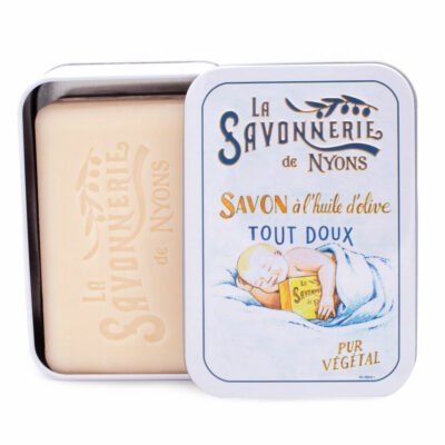 Savon de 200g à la fleur de coton dans une boite en metal vintage illustrée par un dessin retro d'un bebe prenant son bain de la collection "Boites avec Savons"