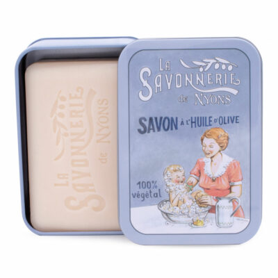 Savon de 200g à la fleur de coton dans une boite en metal vintage illustrée par un dessin retro d'une maman en train de laver son bebe dans une baignoire de la collection "Boites avec Savons"