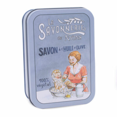 Savon de 200g à la fleur de coton dans une boite en metal vintage illustrée par un dessin retro d'une maman en train de laver son bebe dans une baignoire de la collection "Boites avec Savons" - Fabriqué en France par La Savonnerie de Nyons