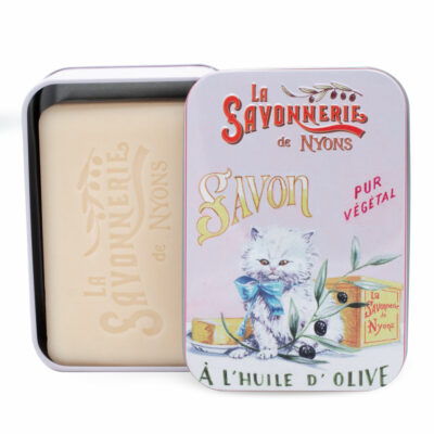 Savon de 200g à la fleur de coton dans une boite en metal vintage illustrée par un dessin retro d'un chat persan blanc de la collection "Boites avec Savons"