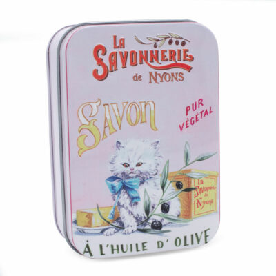 Savon de 200g à la fleur de coton dans une boite en metal vintage illustrée par un dessin retro d'un chat persan blanc de la collection "Boites avec Savons" - Fabriqué en France par La Savonnerie de Nyons