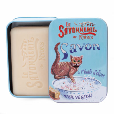 Savon de 200g à la fleur de coton dans une boite bleue en metal vintage illustrée par un dessin retro d'un chat roux de la collection "Boites avec Savons"