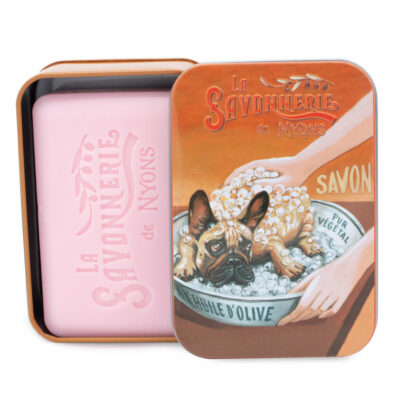 Savon de 200g à la rose dans une boite orangée en metal vintage illustrée par un dessin retro d'un chien bulldog blanc de la collection "Boites avec Savons"