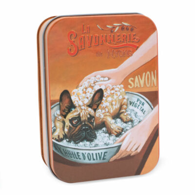 Savon de 200g à la rose dans une boite orangée en metal vintage illustrée par un dessin retro d'un chien bulldog blanc de la collection "Boites avec Savons" - Fabriqué en France par La Savonnerie de Nyons