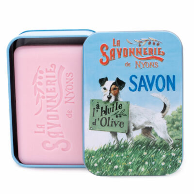 Savon de 200g à la rose et á l'huile d'olive dans une boite en metal vintage illustrée par un dessin retro d'un chien Jack Russel de la collection "Boites avec Savons"