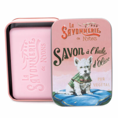 Savon de 200g à la rose et á l'huile d'olive dans une boite rose en metal vintage illustrée par un dessin retro d'un chien westie de la collection "Boites avec Savons"