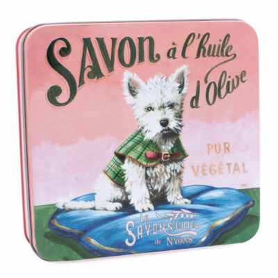 Boite en metal vintage illustrée par un dessin de chien westie contenant 4 savons de 100g chacun à la rose- à la lavande- à la verveine et à la fleur de coton de la collection "Coffrets Savons" - Fabriqué en France par La Savonnerie de Nyons