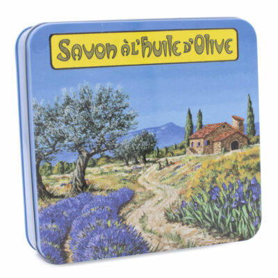 Boite en metal vintage illustrée par un dessin de retro de paysage provençal contenant 4 savons de 100g chacun à la rose- à la lavande- à la verveine et à la fleur de coton de la collection "Coffrets Savons" - Fabriqué en France par La Savonnerie de Nyons