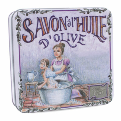 Boite en metal vintage illustrée par un dessin de scene de bain contenant 4 savons de 100g chacun à la rose- à la lavande- à la verveine et à la fleur de coton de la collection "Coffrets Savons" - Fabriqué en France par La Savonnerie de Nyons