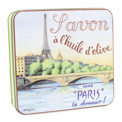 Boite en metal vintage illustrée par un dessin de la Seine à Paris parisien. La boite contient 4 savons de 100g chacun à la rose- à la lavande- à la verveine et à la fleur de coton de la collection "Coffrets Savons" - Fabriqué en France par La Savonnerie de Nyons