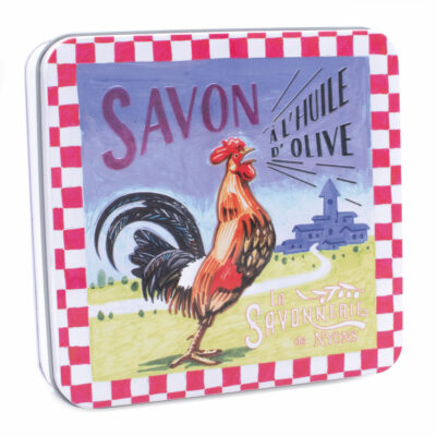 Boite en metal vintage illustrée par un dessin representant un coq. La boite contient 4 savons de 100g chacun à la rose- à la lavande- à la verveine et à la fleur de coton de la collection "Coffrets Savons" - Fabriqué en France par La Savonnerie de Nyons