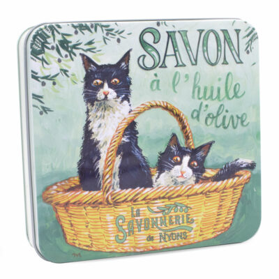 Boite en metal vintage illustrée par un dessin representant deux chats Felix- noir et blanc. La boite contient 4 savons de 100g chacun á la rose- à la lavande- à la verveine et à la fleur de coton de la collection "Coffrets Savons" - Fabriqué en France par La Savonnerie de Nyons