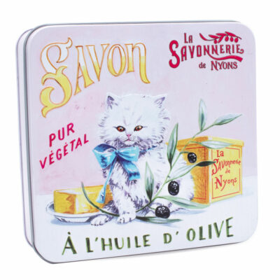 Boite en metal vintage illustrée par un dessin representant un chat persan blanc. La boite contient 4 savons de 100g chacun à la rose- à la lavande- à la verveine et à la fleur de coton de la collection "Coffrets Savons" - Fabriqué en France par La Savonnerie de Nyons