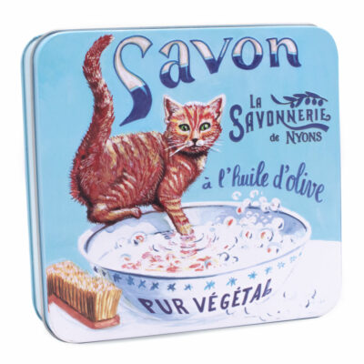 Boite en metal vintage illustrée par un dessin representant un chat roux. La boite contient 4 savons de 100g chacun à la rose- à la lavande- à la verveine et à la fleur de coton de la collection "Coffrets Savons" - Fabriqué en France par La Savonnerie de Nyons