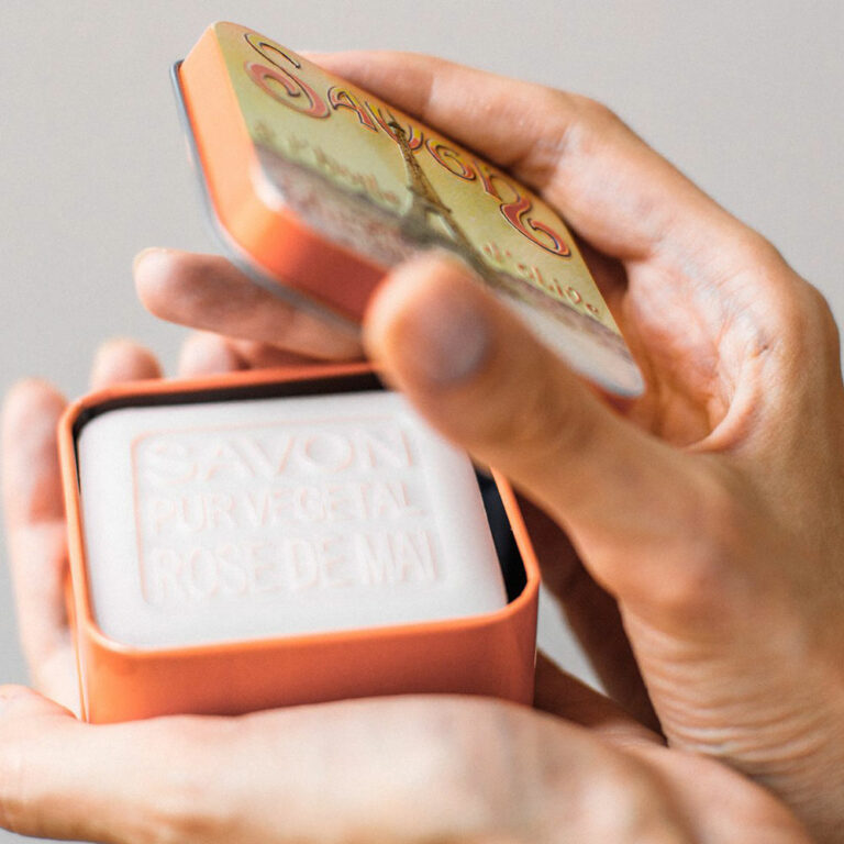 Boîte en métal carrée pour savon de 100 g, fabriquée en France par La Savonnerie de Nyons