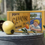 Recharge de savon pour les mains : quel format choisir pour votre famille ? | La Savonnerie de Nyons recharge de savon jaune pour les mains et son support mural en laiton dans son coffret vintage