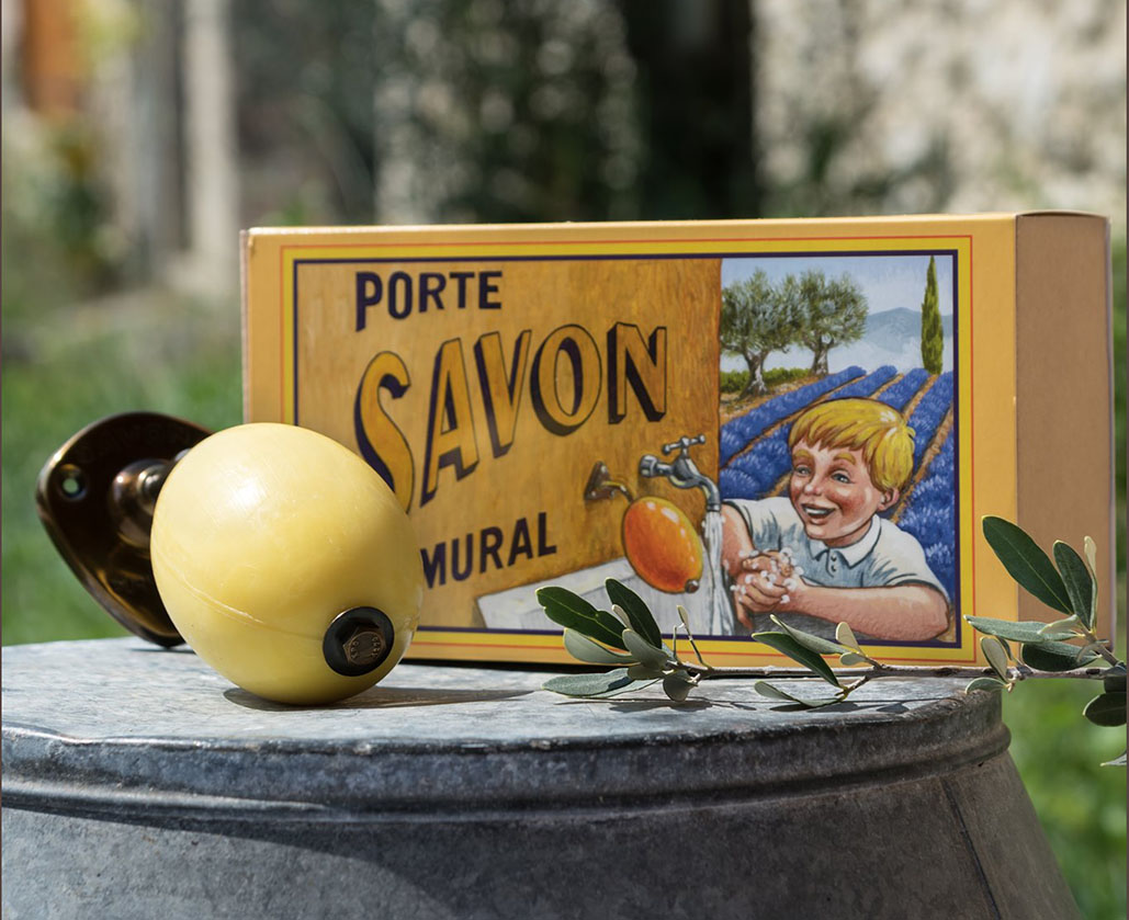 recharge de savon jaune pour les mains et son support mural en laiton dans son coffret vintage