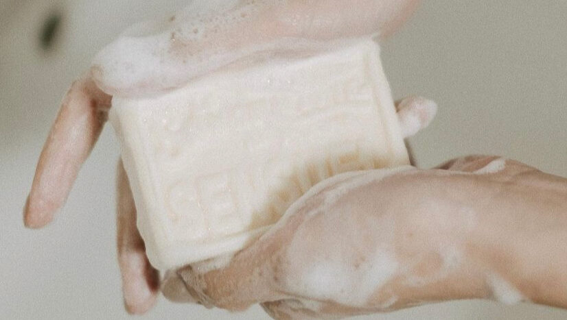 se laver les mains avec du savon solide de la Savonnerie de Nyons