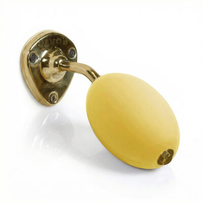 Porte-savon mural vintage en laiton et son savon jaune d'antan de forme ovale de 260 grammes à la lavande. La Savonnerie de Nyons