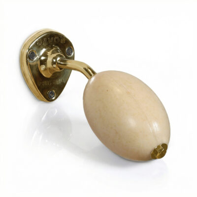 Porte-savon mural vintage en laiton et son savon oval dégraissant et détachant de 260 grammes enrichi en fiel de boeuf pour les bricoleurs. La Savonnerie de Nyons