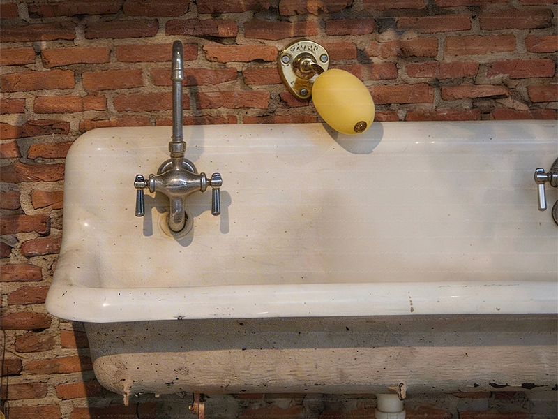 ancien lavabo d’école avec savon mural rotatif