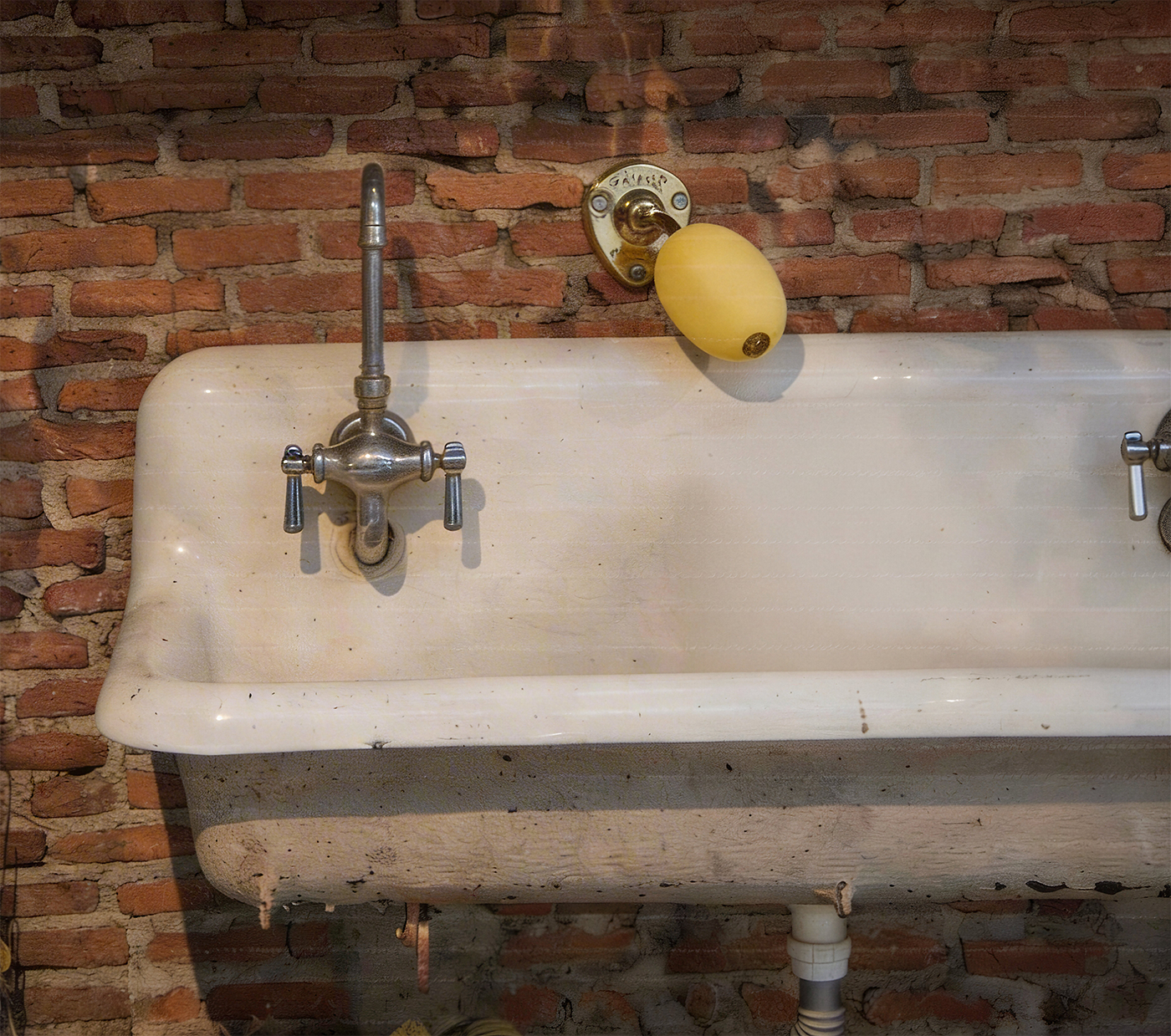 ancien lavabo d’école avec savon mural rotatif