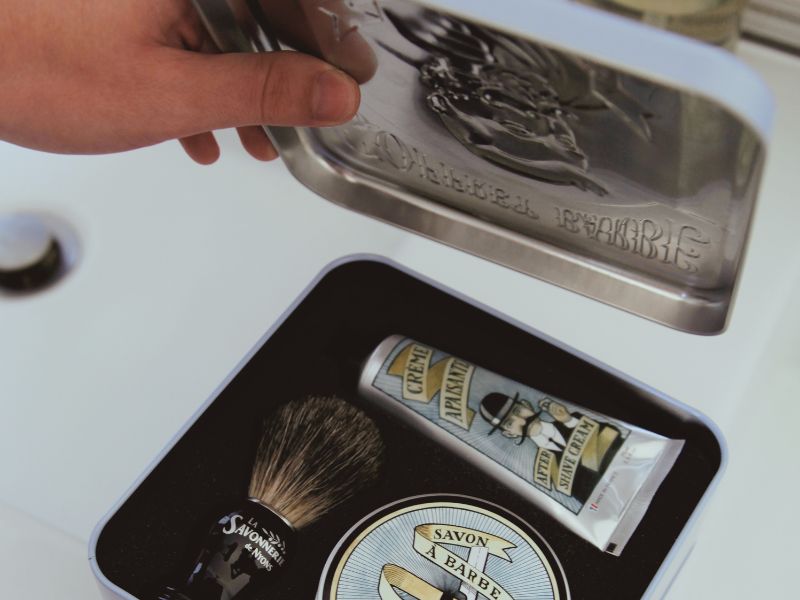 coffrets cadeaux et idées cadeaux provençaux, les boites metalliques de La Savonneire de Nyons - Le coffret barbe