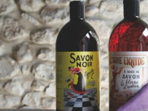 Bouteilles de Savon Noir et Savon de AMrseille liquide de la Savonnerie de Nyons photo d'ambiance