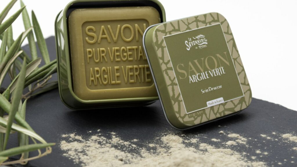 Argile : ses bienfaits surprenants pour la peau en 3 couleurs. Laquelle choisir ? | La Savonnerie de Nyons Argile : ses bienfaits, laquelle choisir ? Savon à argile verte - La Savonnerie de Nyons