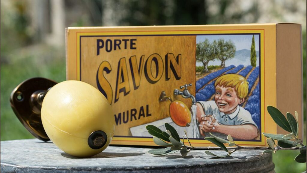 Recharge de savon pour les mains : quel format choisir pour votre famille ? | La Savonnerie de Nyons recharge de savon jaune pour les mains et son support mural en laiton dans son coffret vintage