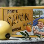 recharge de savon jaune pour les mains et son support mural en laiton dans son coffret vintage