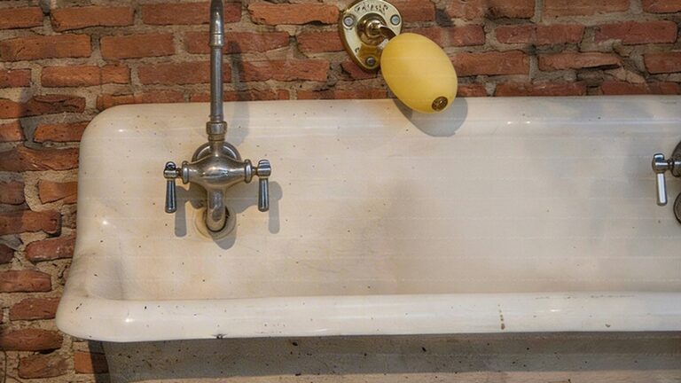 ancien lavabo d’école avec savon mural rotatif