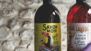 Bouteilles de Savon Noir et Savon de AMrseille liquide de la Savonnerie de Nyons photo d'ambiance