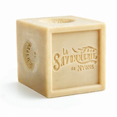 Cube de savon de Marseille Naturel 300 g, blanc, gravé La Savonnerie de Nyons, sur fond blanc - La Savonnerie de Nyons